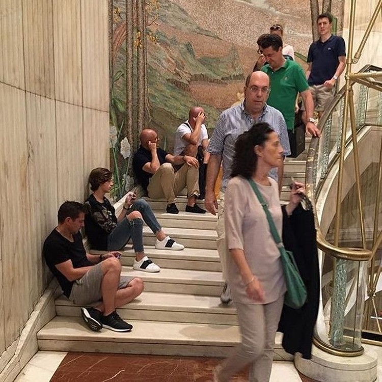 pria menunggu wanita belanja