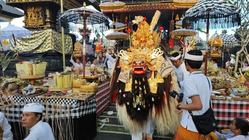 Proses melaspas sembilan sesuhunan di Desa Akah, Klungkung, Bali, Sabtu (29/7/2023) pagi.