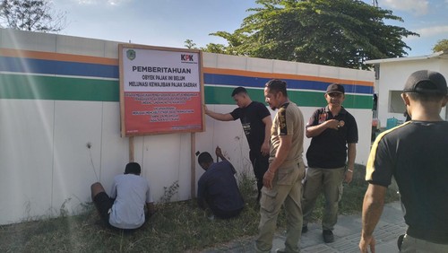 Pemkab Manggarai Barat menggandeng Direktorat Kordinasi Supervisi Wilayah V KPK melakukan pemasangan plank pemberitahuan tunggakan pajak di Kantor PT Wika di Labuan Bajo.