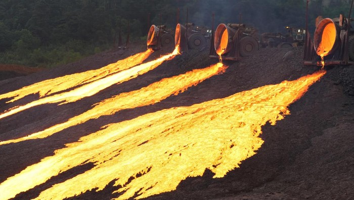 Empat unik kendaraan menumpahkan slag nikel di areal pembuangan milik PT Vale Indonesia Tbk di Sorowako, Kabupaten Luwu Timur, Sulawesi Selatan, Jumat (28/7/2023). Smelter PT VALE Indonesia Tbk di Kabupaten Luwu Timur mampu memproduksi kurang lebih 240 ton nikel per hari dan saat ini sedang menggarap tiga proyek besar smelter di tiga lokasi yaitu Sorowako, Bahodopi dan Pomalaa dengan total investasi sekitar Rp134,3 triliun. ANTARA FOTO/jojon/Spt.