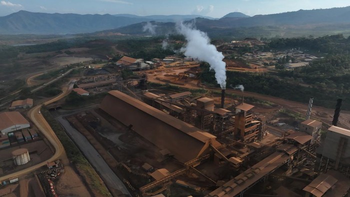Empat unik kendaraan menumpahkan slag nikel di areal pembuangan milik PT Vale Indonesia Tbk di Sorowako, Kabupaten Luwu Timur, Sulawesi Selatan, Jumat (28/7/2023). Smelter PT VALE Indonesia Tbk di Kabupaten Luwu Timur mampu memproduksi kurang lebih 240 ton nikel per hari dan saat ini sedang menggarap tiga proyek besar smelter di tiga lokasi yaitu Sorowako, Bahodopi dan Pomalaa dengan total investasi sekitar Rp134,3 triliun. ANTARA FOTO/jojon/Spt.