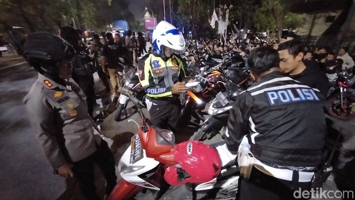 Ratusan pesilat diamankan saat konvoi pengesahan warga PSHT di Surabaya