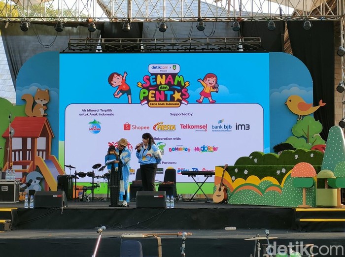 Ria Enes dan Susan menyapa peserta Senam dan Pentas Anak Indonesia di Solo Safari, Kota Solo, Sabtu (29/7/2023) pagi.
