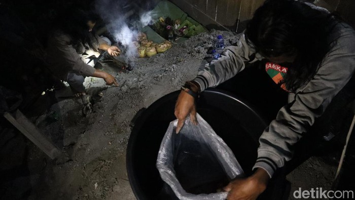 Masyarakat Grumbul Tajur, Desa Pancurendang, Kecamatan Ajibarang Banyumas, menggelar ritual adat untuk membantu upaya evakuasi delapan penambang terjebak air, Sabtu (29/7/2023).