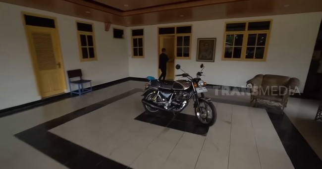 Dari banyak bangunan di area kompleks Mandra, tak semua dihuni olehnya. Beberapa rumah ditinggali oleh para karyawan. Selain itu, ada juga rumah tak berpenghuni yang hanya digunakan untuk kebutuhan syuting. (Foto: YouTube Trans7 Official)