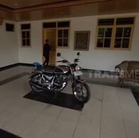 Dari banyak bangunan di area kompleks Mandra, tak semua dihuni olehnya. Beberapa rumah ditinggali oleh para karyawan. Selain itu, ada juga rumah tak berpenghuni yang hanya digunakan untuk kebutuhan syuting. (Foto: YouTube Trans7 Official)