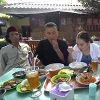 Belum lama ini, Ayu TingTing dan ayahnya bertamu ke rumah Mandra. Mereka dijamu di sebuah warung makan berkonsep outdoor yang didirikan Mandra sebagai usahanya. (Foto: YouTube Trans7 Official)