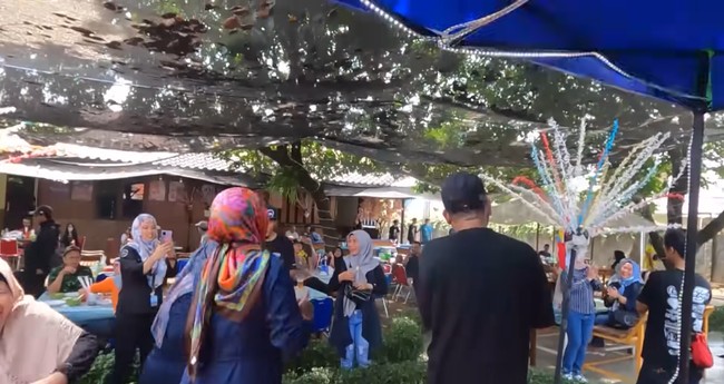 Berbagai seni pertunjunkan juga kerap diadakan di halaman rumahnya. (Foto: YouTube Trans7 Official)