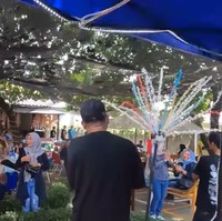 Berbagai seni pertunjunkan juga kerap diadakan di halaman rumahnya. (Foto: YouTube Trans7 Official)