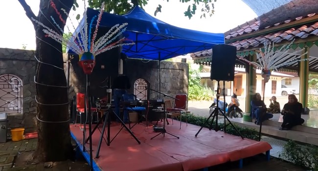 Ia menamai warung makan tersebut Dapur Ngacir. Sembari bersantap, pengunjung juga bisa menikmati hiburan yang ditampilkan di panggung. (Foto: YouTube Trans7 Official)