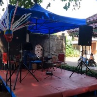 Ia menamai warung makan tersebut Dapur Ngacir. Sembari bersantap, pengunjung juga bisa menikmati hiburan yang ditampilkan di panggung. (Foto: YouTube Trans7 Official)