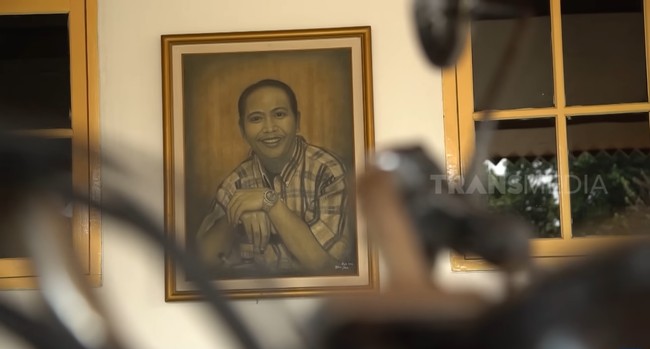 Kerja keras Mandra sebagai pelawak dan aktor membuahkan hasil, salah satunya sebuah rumah besar di kawasan Depok, Jawa Barat.  (Foto: YouTube Trans7 Official)