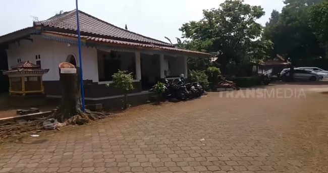Tidak tanggung-tanggung, rumah pria 58 tahun ini berdiri di atas lahan yang luas. (Foto: YouTube Trans7 Official)