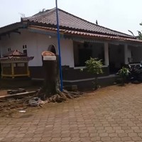 Tidak tanggung-tanggung, rumah pria 58 tahun ini berdiri di atas lahan yang luas. (Foto: YouTube Trans7 Official)