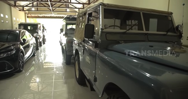 Punya hobi otomotif, Mandra juga membangun sebuah bengkel mobil untuk merawat koleksinya. Bengkel mobil, papa suka ngoprek-ngoprek mobil tua gitu di rumah, ucap Tia, putri Mandra, seperti dikutip HaiBunda. (Foto: YouTube Trans7 Official)