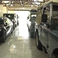 Punya hobi otomotif, Mandra juga membangun sebuah bengkel mobil untuk merawat koleksinya. Bengkel mobil, papa suka ngoprek-ngoprek mobil tua gitu di rumah, ucap Tia, putri Mandra, seperti dikutip HaiBunda. (Foto: YouTube Trans7 Official)