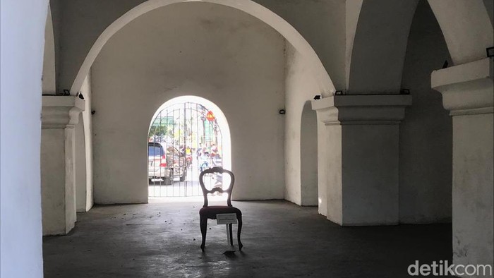 Satu kursi yang berada di dalam Panggung Krapyak, bangunan bersejarah di Krapyak Kulon, kelurahan Panggungharjo, Sewon, Kabupaten Bantul. Diunggah Sabtu (29/7/2023). Satu kursi yang berada di dalam Panggung Krapyak, bangunan bersejarah di Krapyak Kulon, kelurahan Panggungharjo, Sewon, Kabupaten Bantul. Diunggah Sabtu (29/7/2023).