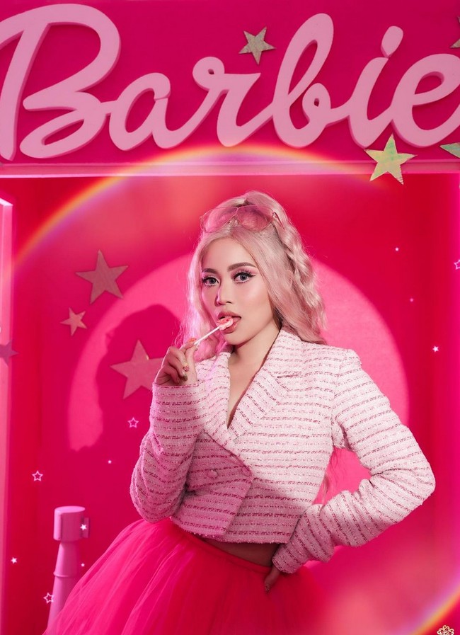 Penampilannya sempat dikritik netizen yang menilai dirinya kurang cocok bergaya seperti Barbie. Namun Rachel membalas dengan mengatakan bahwa sesama wanita tidak seharusnya menjatuhkan wanita lain. Foto: Instagram/@fdphotography90