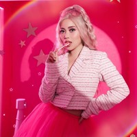 Penampilannya sempat dikritik netizen yang menilai dirinya kurang cocok bergaya seperti Barbie. Namun Rachel membalas dengan mengatakan bahwa sesama wanita tidak seharusnya menjatuhkan wanita lain. Foto: Instagram/@fdphotography90