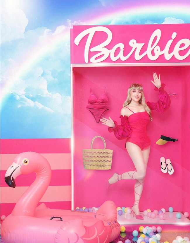 Janine Intansari dikenal dengan konten-kontennya yang cosplay jadi berbagai karakter fiksi dan anime. Saat tampil sebagai Barbie pun, dia sangat mirip boneka. Foto: Instagram/@fdphotography90