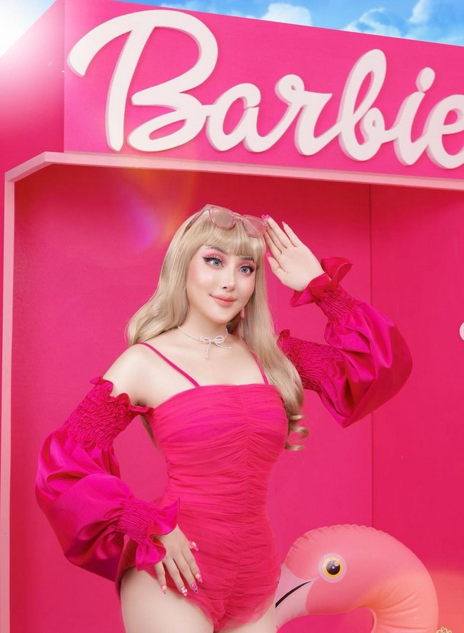 Pakai wig pirang dengan riasan wajah bernuansa pink, selebgram dan konten kreator beauty ini makin mirip boneka hidup. Foto: Instagram/@fdphotography90