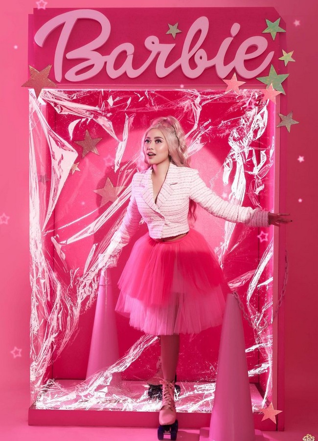 Rachel Vennya tampil total jadi Barbie dengan rambut pink pirang. Selebgram dan pengusaha kuliner ini pose seolah keluar dari kotak boneka. Foto: Instagram/@fdphotography90