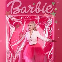 Rachel Vennya tampil total jadi Barbie dengan rambut pink pirang. Selebgram dan pengusaha kuliner ini pose seolah keluar dari kotak boneka. Foto: Instagram/@fdphotography90