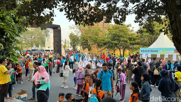 Senam dan Pentas Ceria Anak Indonesia Mulai Diserbu Pengunjung Senam dan Pentas Ceria Anak Indonesia Mulai Diserbu Pengunjung