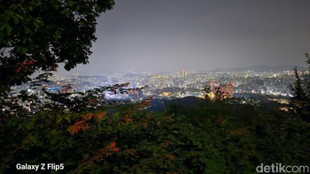 Melihat pemandangan Seoul dari ketinggian di Gunung Namsan. Foto: Virgina Maulita Putri/detikcom