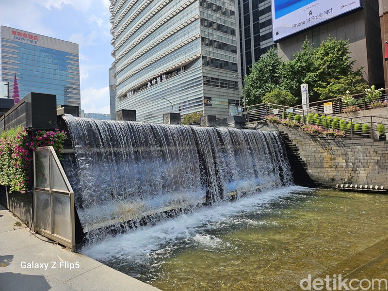 Seoul Dipotret Samsung Galaxy Z Flip 5