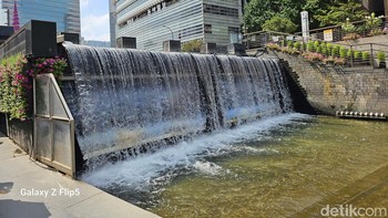 Sungai Cheonggye atau Cheonggyecheon yang airnya sangat jernih. Foto: Virgina Maulita Putri/detikcom
