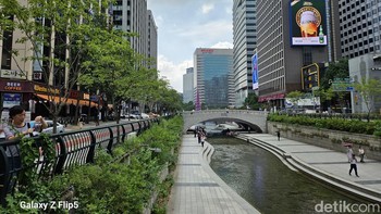 Suasana di sekitar Cheonggyecheon yang dipenuhi warga sekitar yang sedang merendam kaki dan mendinginkan tubuhnya di tengah musim panas yang menyengat. Foto: Virgina Maulita Putri/detikcom