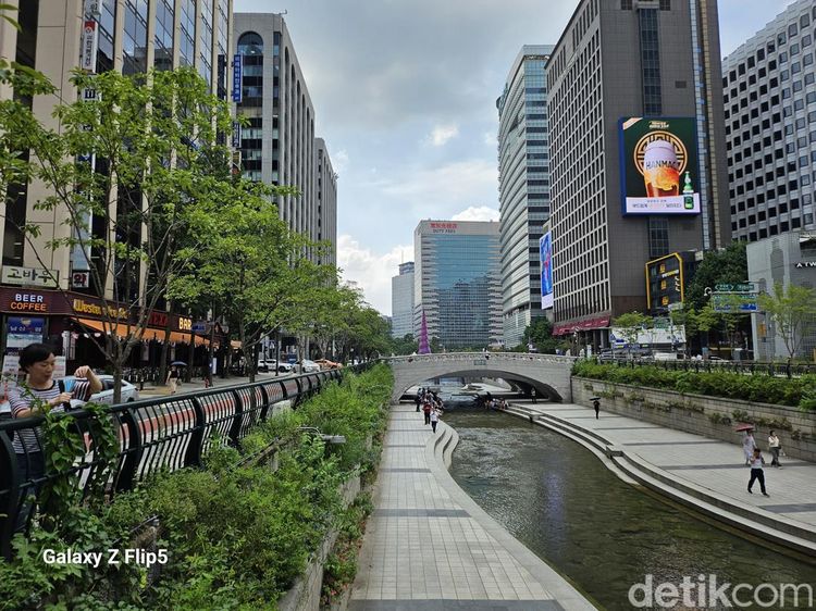 Musim Panas Seoul Dipotret Kamera Samsung Galaxy Z Flip 5