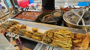Mencicipi street food di kawasan Hongdae. Foto: Virgina Maulita Putri/detikcom