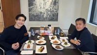 Salah satu momen makannya terlihat saat makan bersama temannya. Ia menikmati makanan tradisional Korea dengan aneka banchan yang lezat. Foto: Instagram @siwonchoi