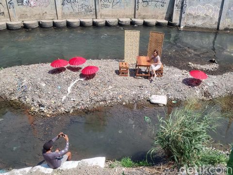 Suasana Winongo Jogja River Festival (WJRF) di Jembatan Tukangan Kulon yang berada di atas Kali (sungai) Winongo, Kota Jogja, Sabtu (29/7/2023).