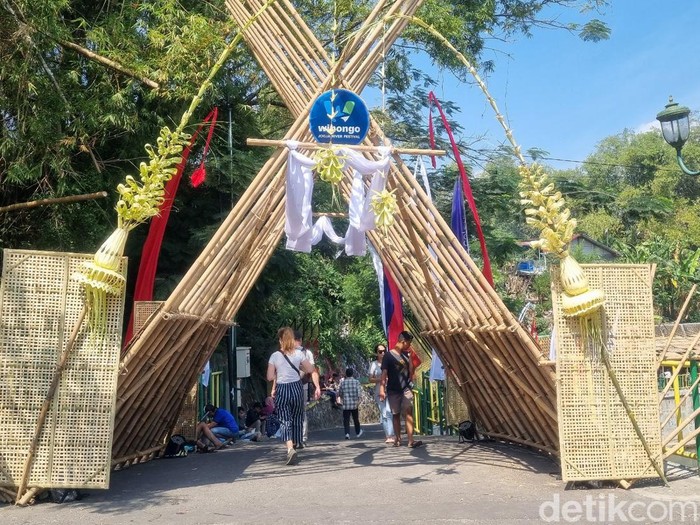 Suasana Winongo Jogja River Festival (WJRF) di Jembatan Tukangan Kulon yang berada di atas Kali (sungai) Winongo, Kota Jogja, Sabtu (29/7/2023).