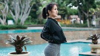 Penampilan dan tubuhnya yang bugar itu bukan didapat secara instan. Diketahui wanita kelahiran 1976 ini ternyata memiliki hobi berolahraga. (Foto: Instagram @himynameisernie)