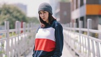 Tak hanya bisa bergaya anggun dan seksi, Tante Ernie juga terlihat keren ketika bergaya tomboy. Masih cocok jadi kawula muda, nih. (Foto: Instagram @himynameisernie)