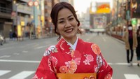 Biasa tampil dengan pakaian terbuka, Tante Ernie terlihat anggun ketika mengenakan busana khas Jepang kimono. (Foto: Instagram @himynameisernie)