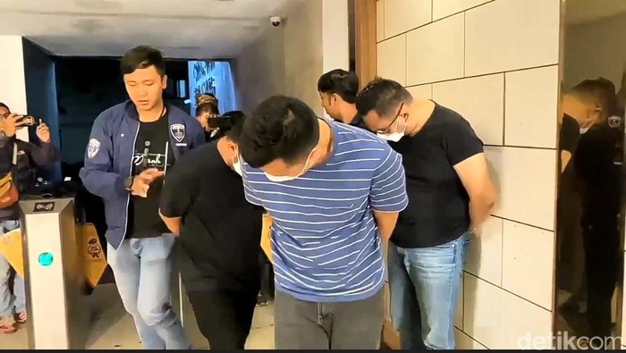 Tiga petugas imigrasi tersangka kasus TPPO terkait penjualan ginjal ke Kamboja tiba di Polda Metro Jaya, Sabtu (29/7/2023) malam.