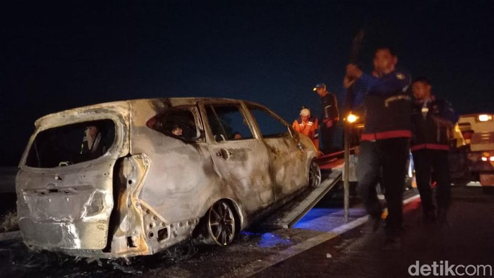 Toyota Calya ludes terbakar di Tol Paspro