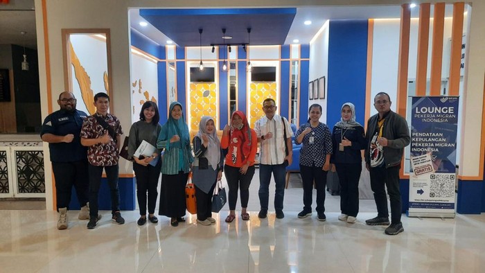 TW (Baju dan Kerudung Oranye) bersama Gugus Tugas TPPO Pemkab Sleman di Lounge BP3MI DIY Bandara YIA Kulon Progo.