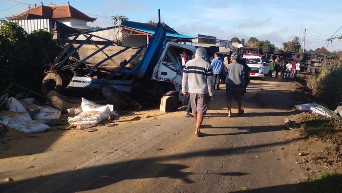 Tronton terguling setelah menyeruduk truk di Jalur Kintamani-Tegallalang, Desa Sekaan Kintamani, Bangli, Sabtu (29/7/2023).