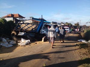 Tronton Tabrak Truk hingga Terguling di Kintamani, 2 Sopir Luka-luka