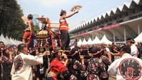 Tampak para peserta bersemangat mengusung mikoshi yang dikenal berat, meski terik matahari tepat di atas kepala.