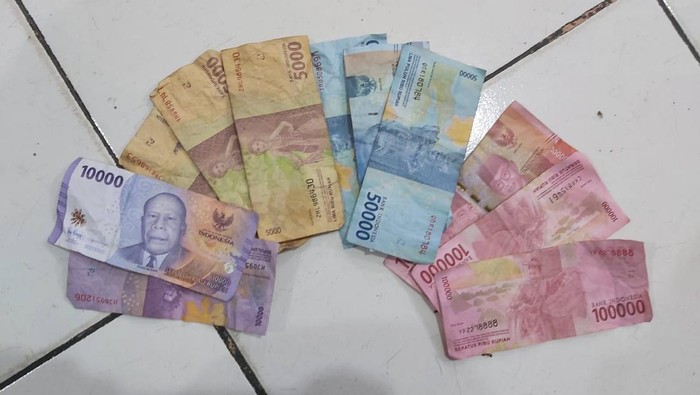 Uang sebagai barang bukti oknum kades main judi (Foto; Istimewa)