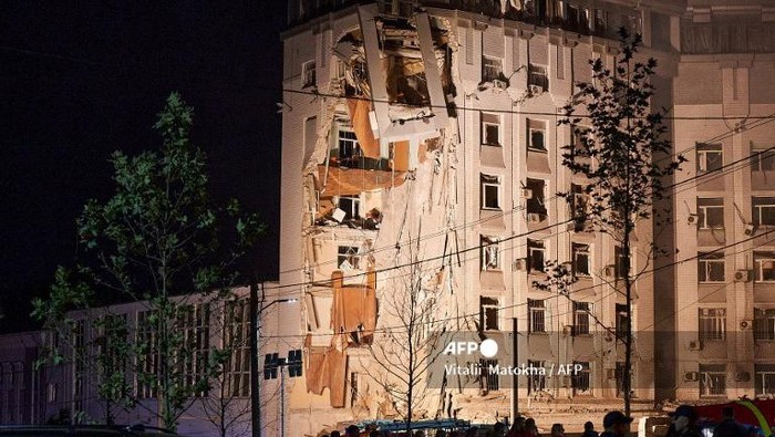 This photograph shows a residential building partially destroyed after missiles strike in Dnipro on July 28, 2023. A Russian missile struck a multistorey residential building in the central city of Dnipro on July 28, 2023 injuring three people, Ukraines interior minister said. (Photo by Vitalii  Matokha / AFP)
