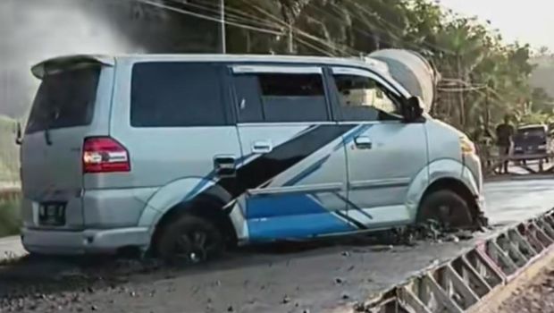 Viral mobil kejebak di jalan cor basah.