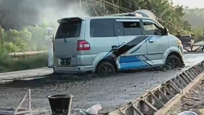 Viral mobil kejebak di jalan cor basah.